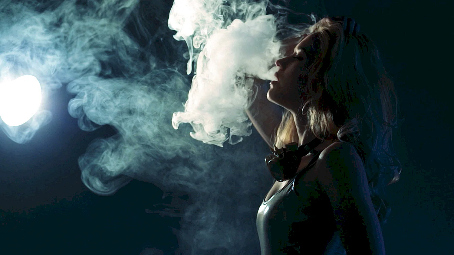 Девушка в дыму