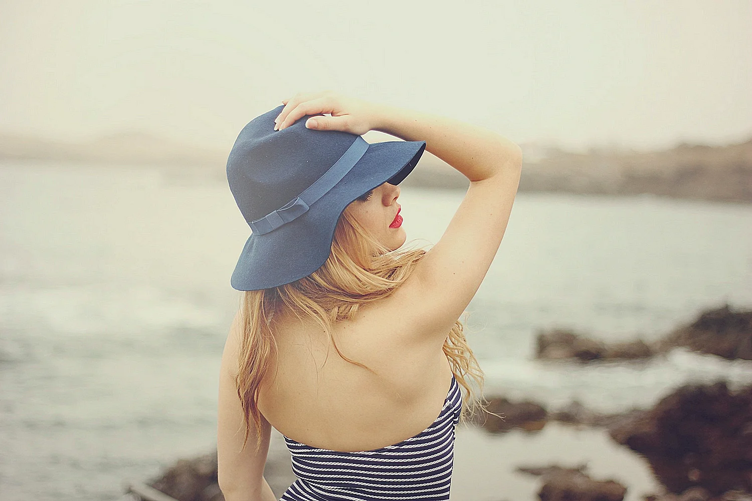 Девушка в голубой шляпе