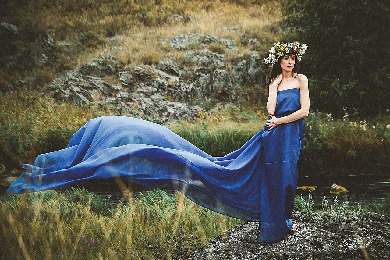 Девушка в голубом платье