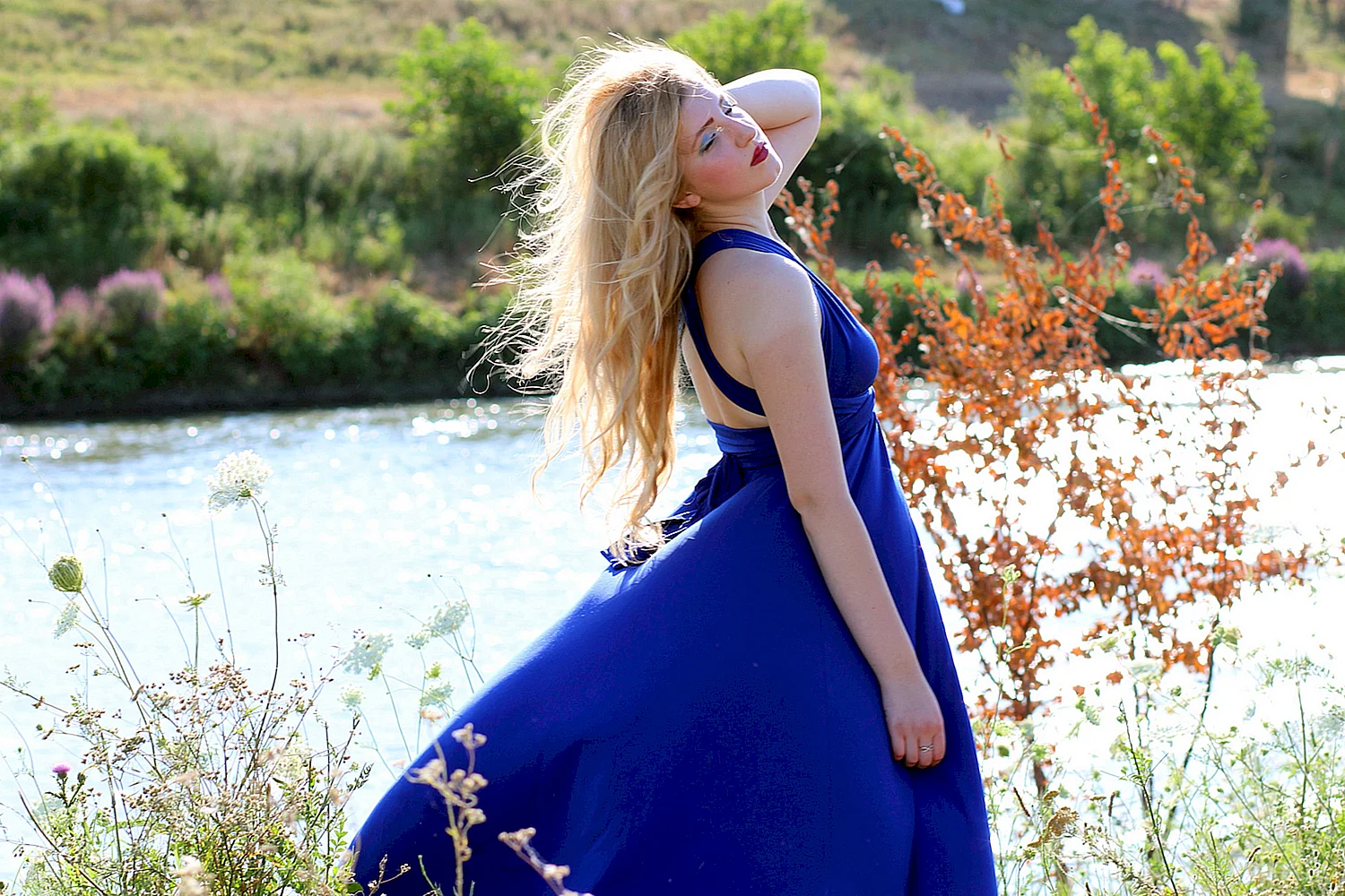 Девушка в голубом платье
