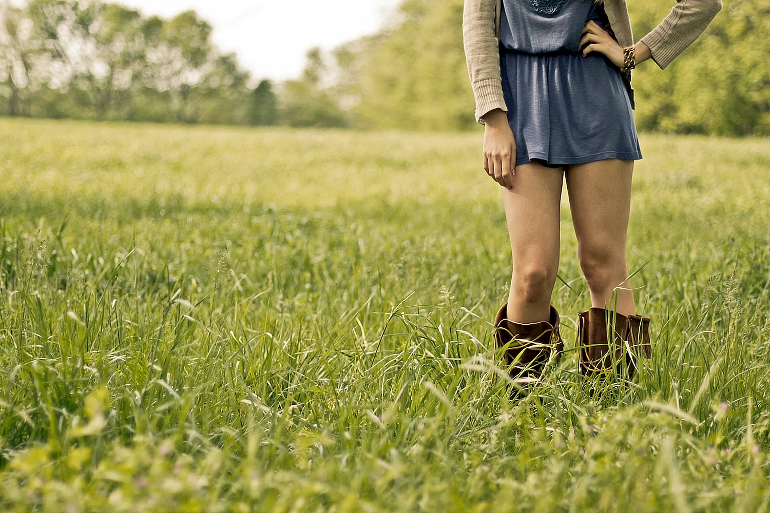 Девушка в юбке на траве