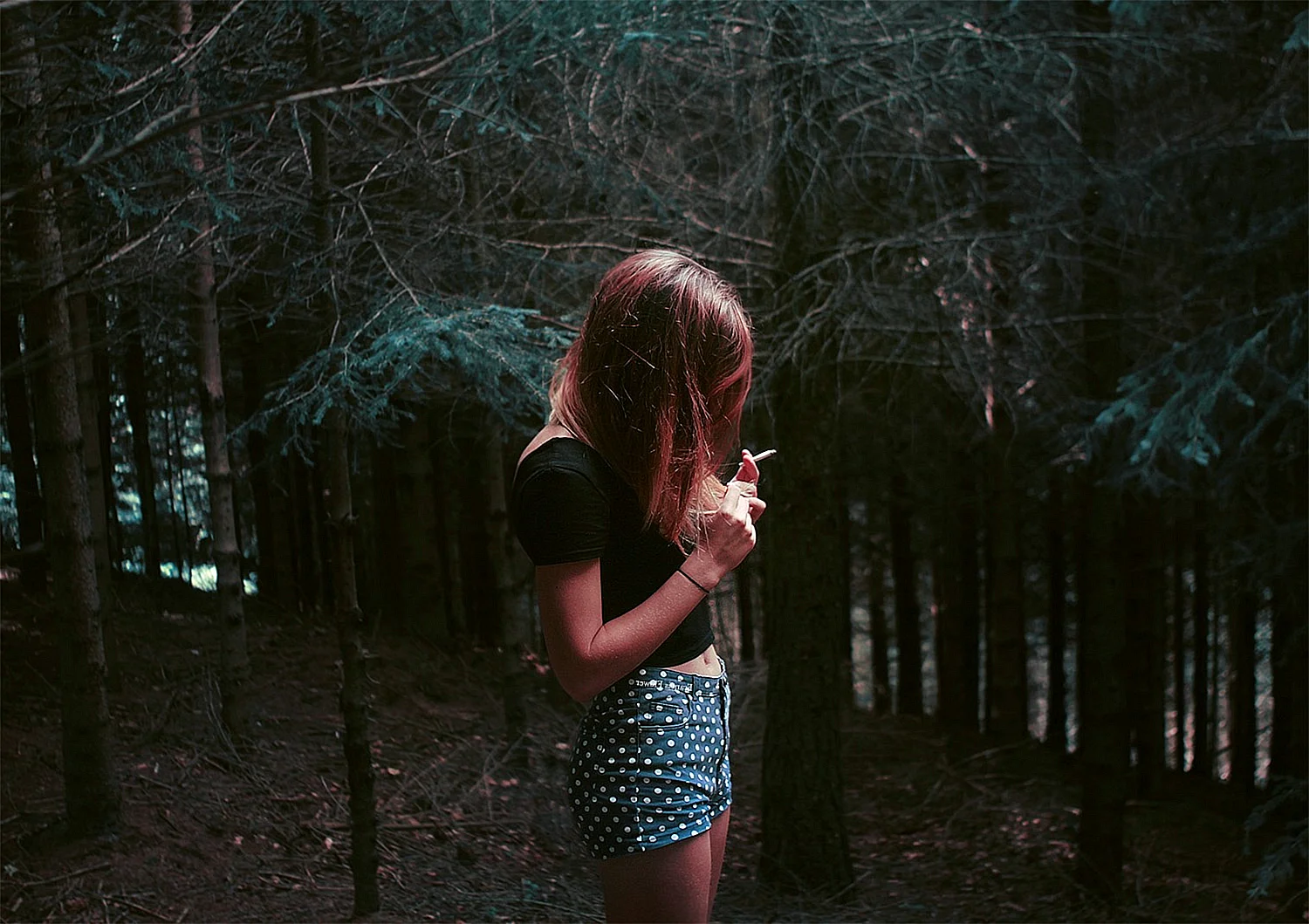 Девушка в лесу без лица