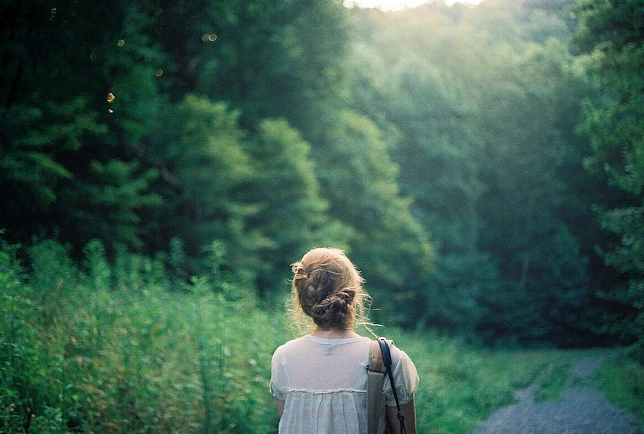 Девушка в лесу со спины