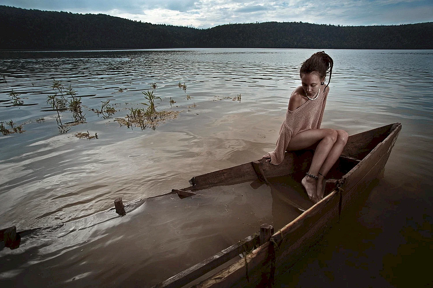Девушка в лодке на озере