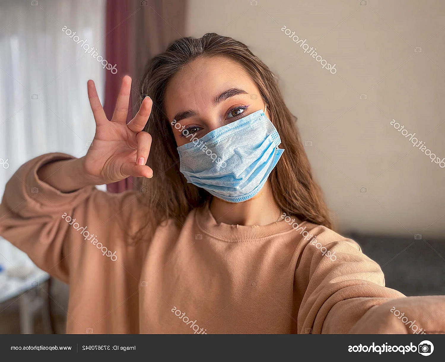 Девушка в маске медицинской