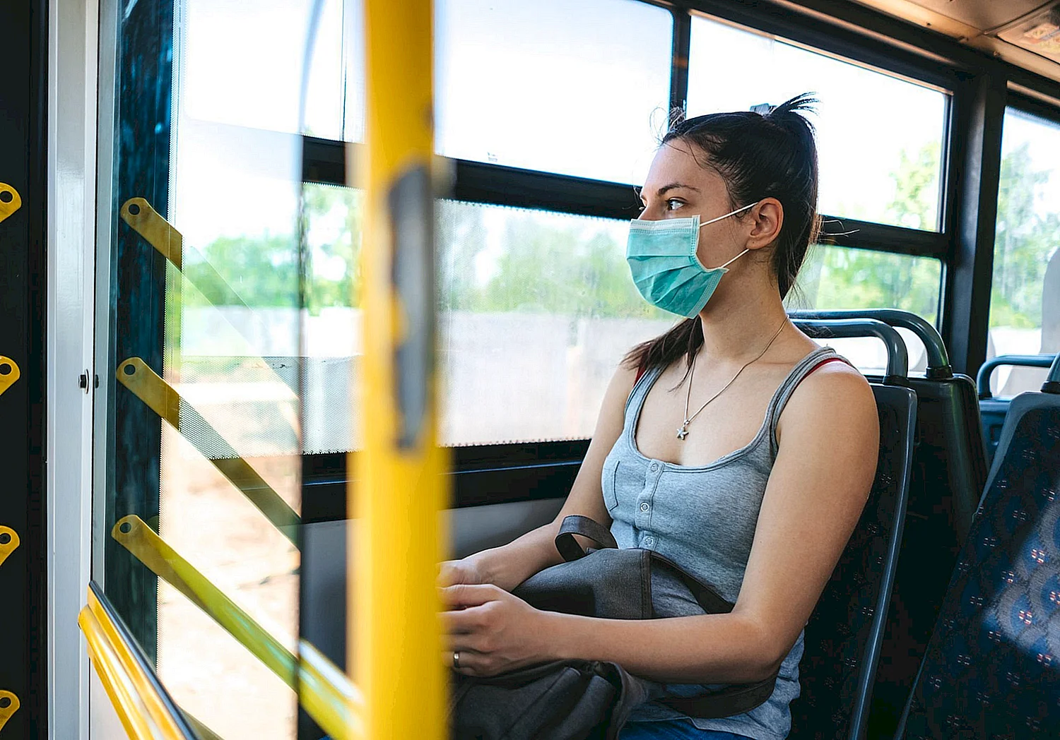Девушка в маске в автобусе