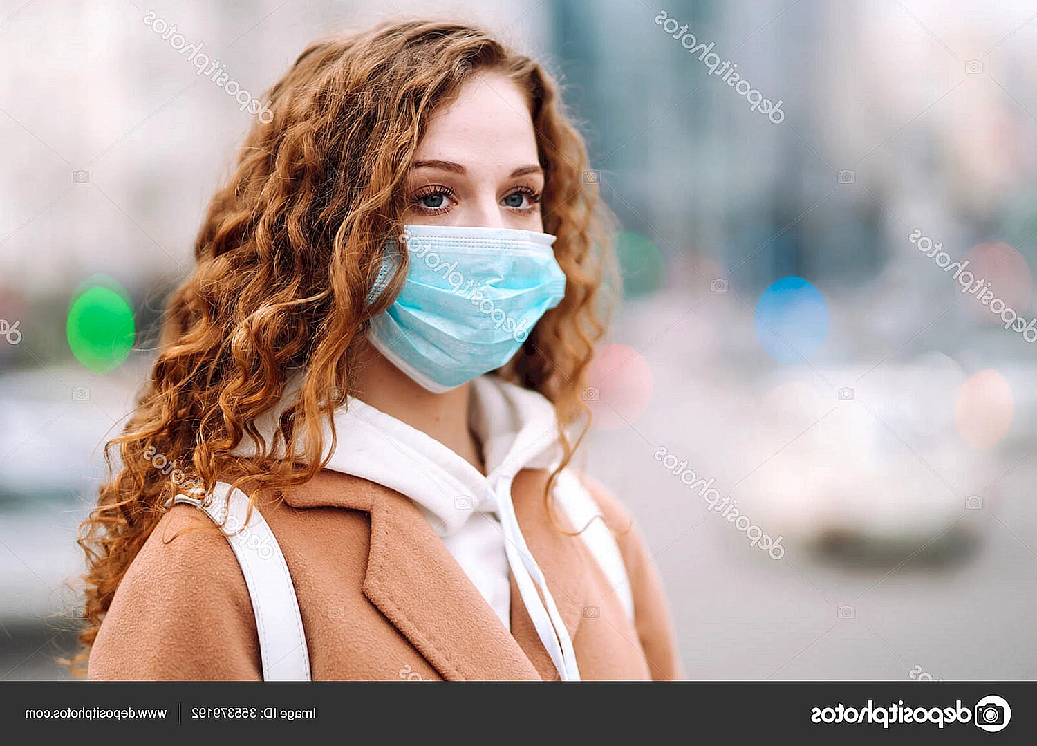 Девушка в медицинской маске на улице