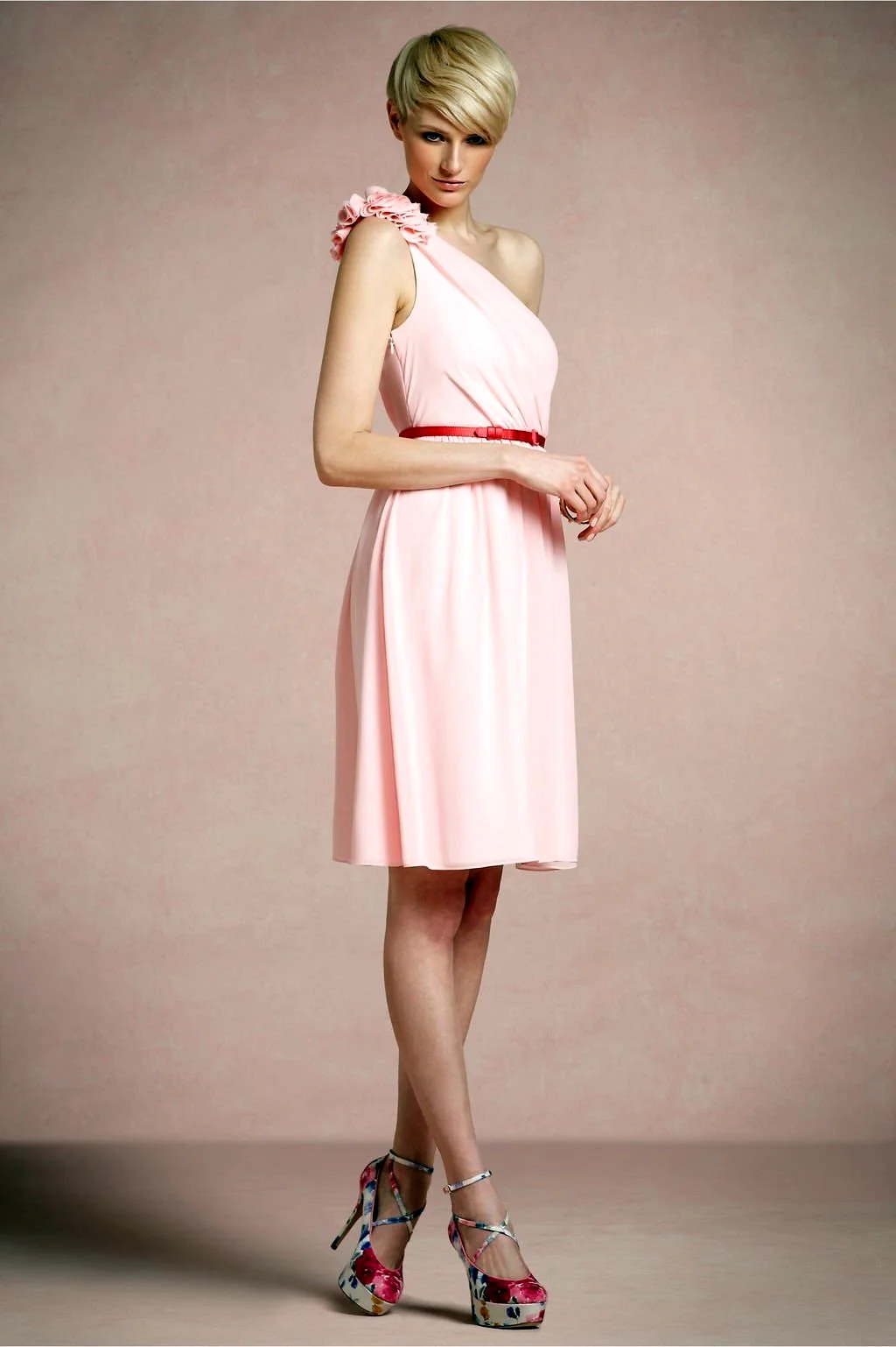 Девушка в нежно розовом платье