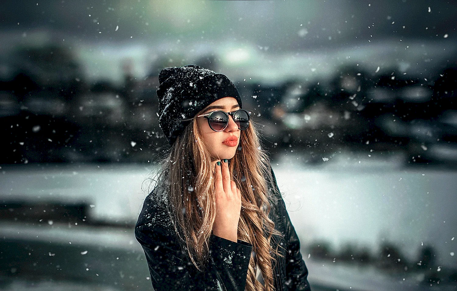 Девушка в очках зимой