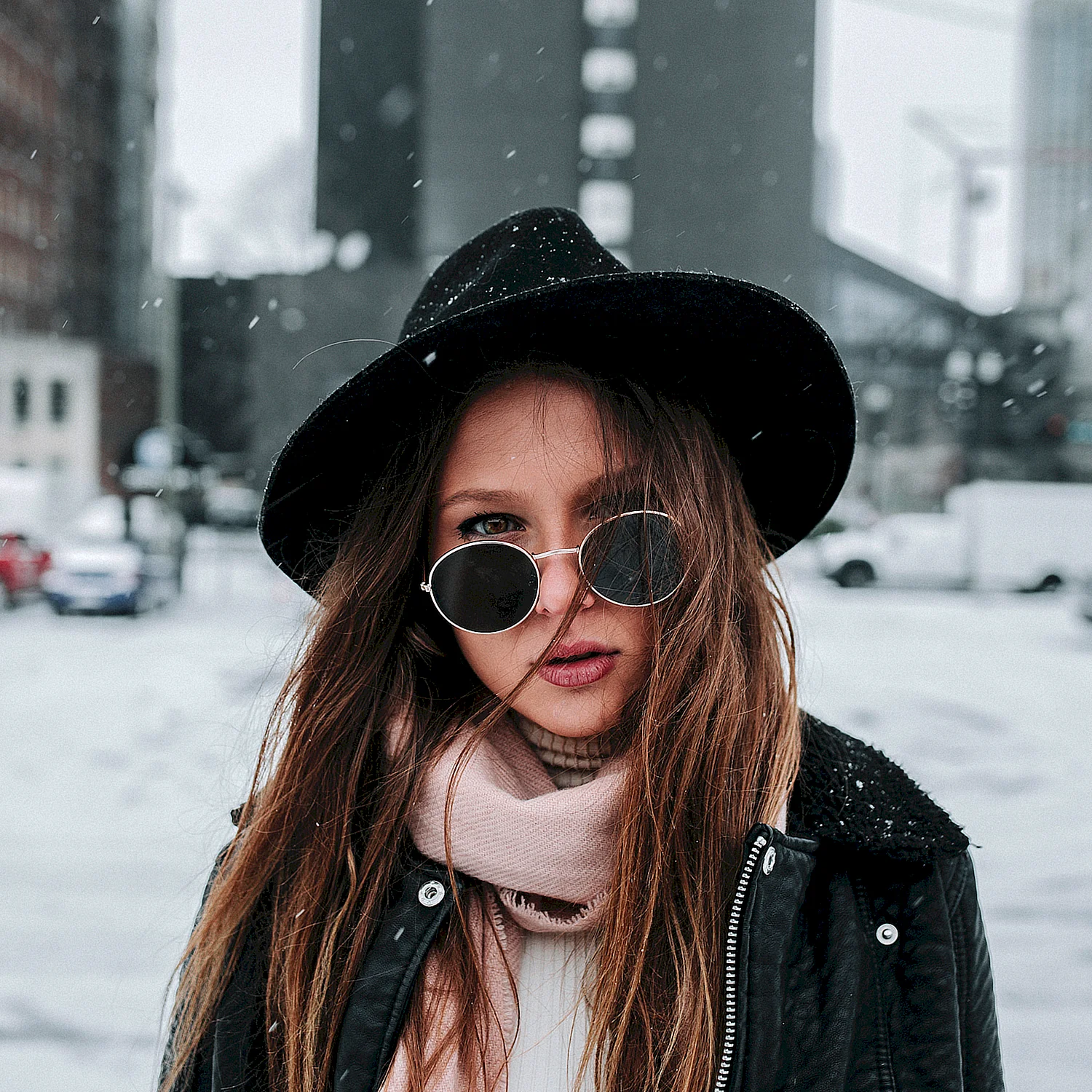 Девушка в очках зимой