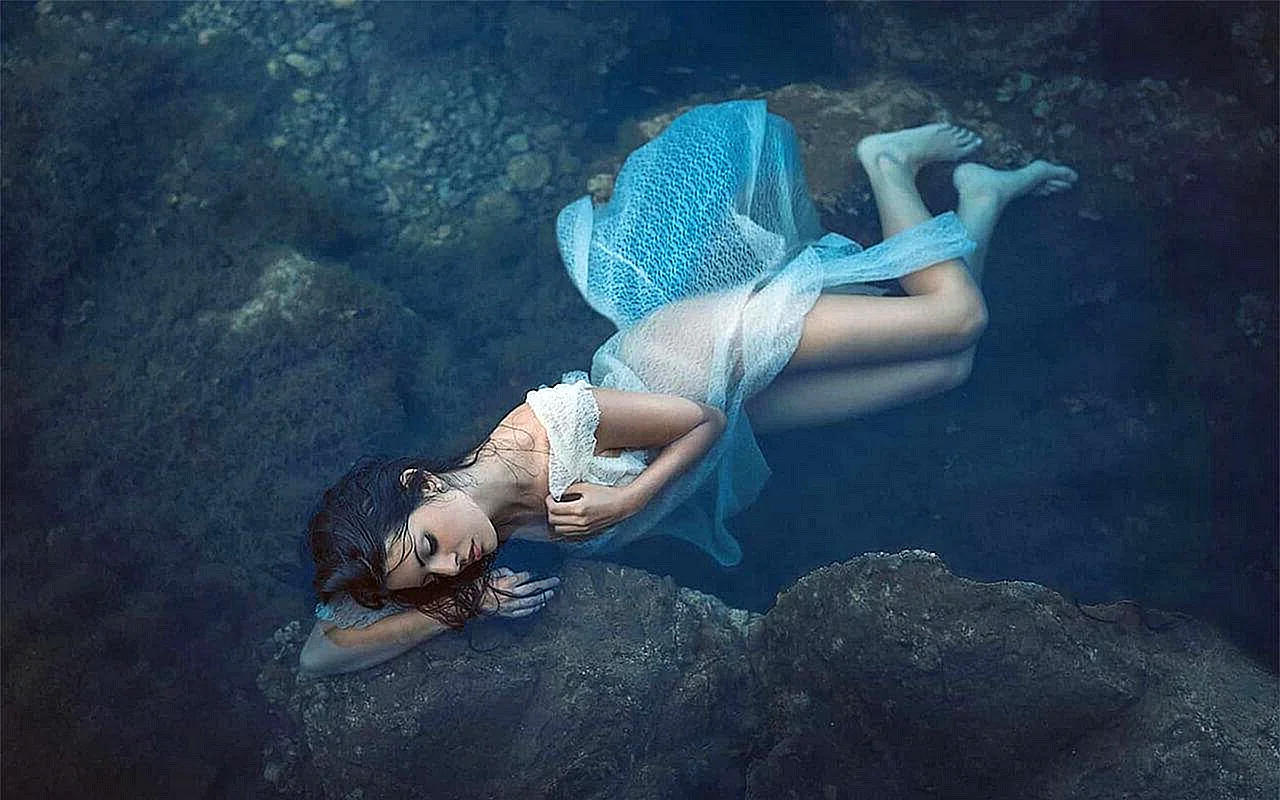 Девушка в платье под водой