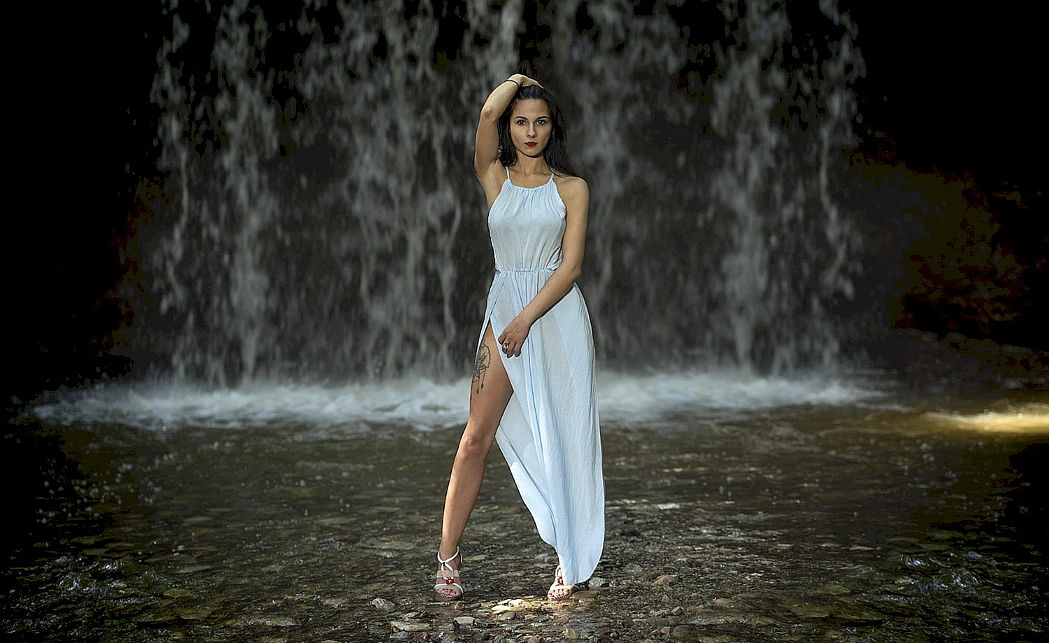 Девушка в платье у водопада