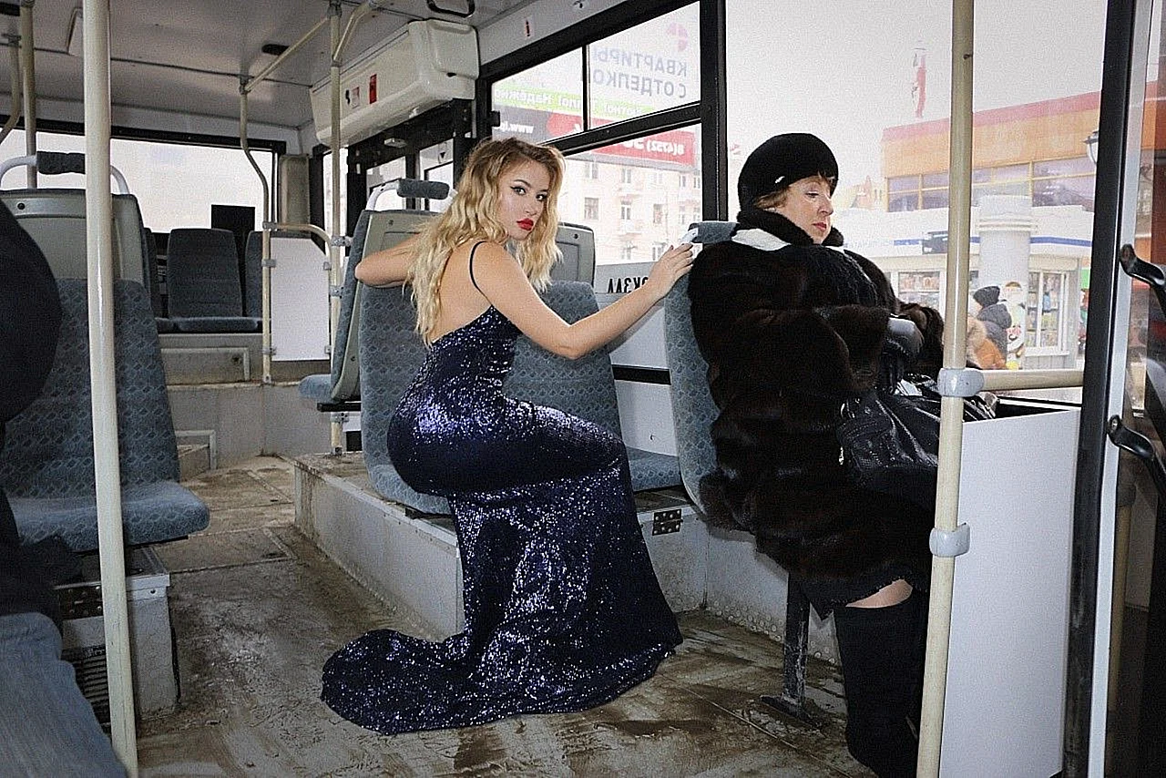 Девушка в платье в трамвае