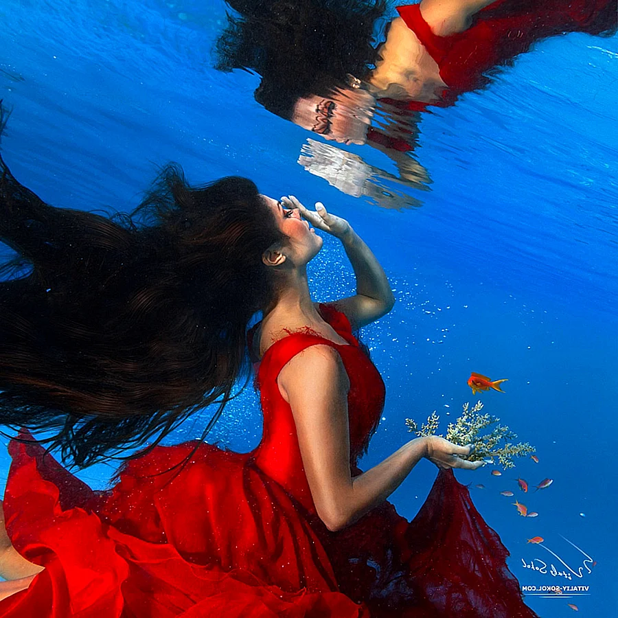Девушка в платье в воде