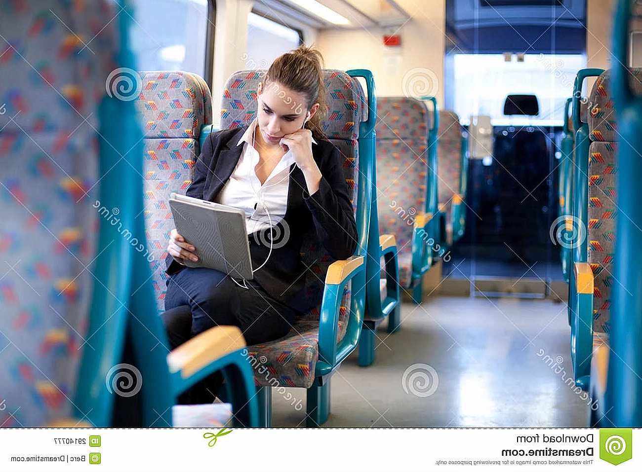 Девушка в пустом автобусе