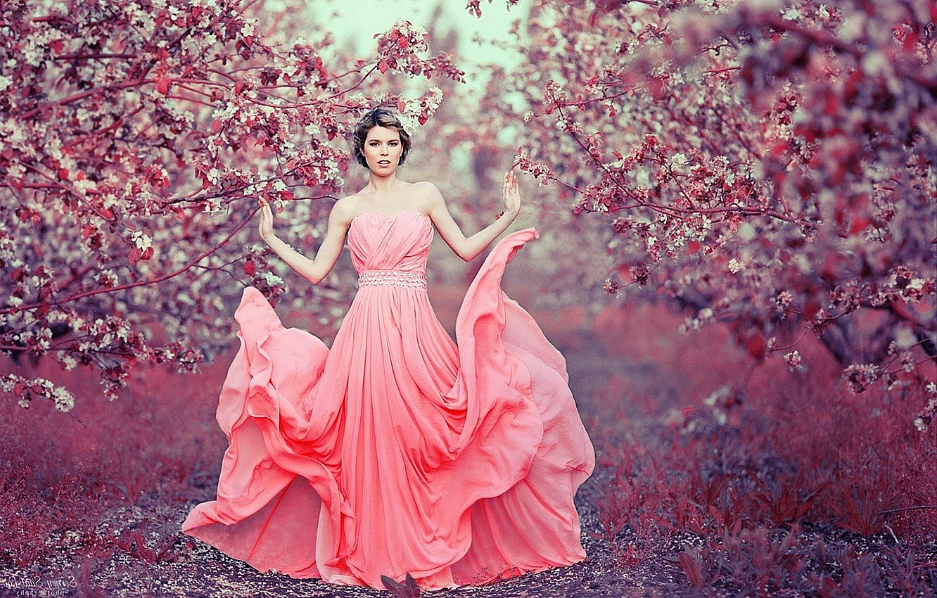 Девушка в розовом платье