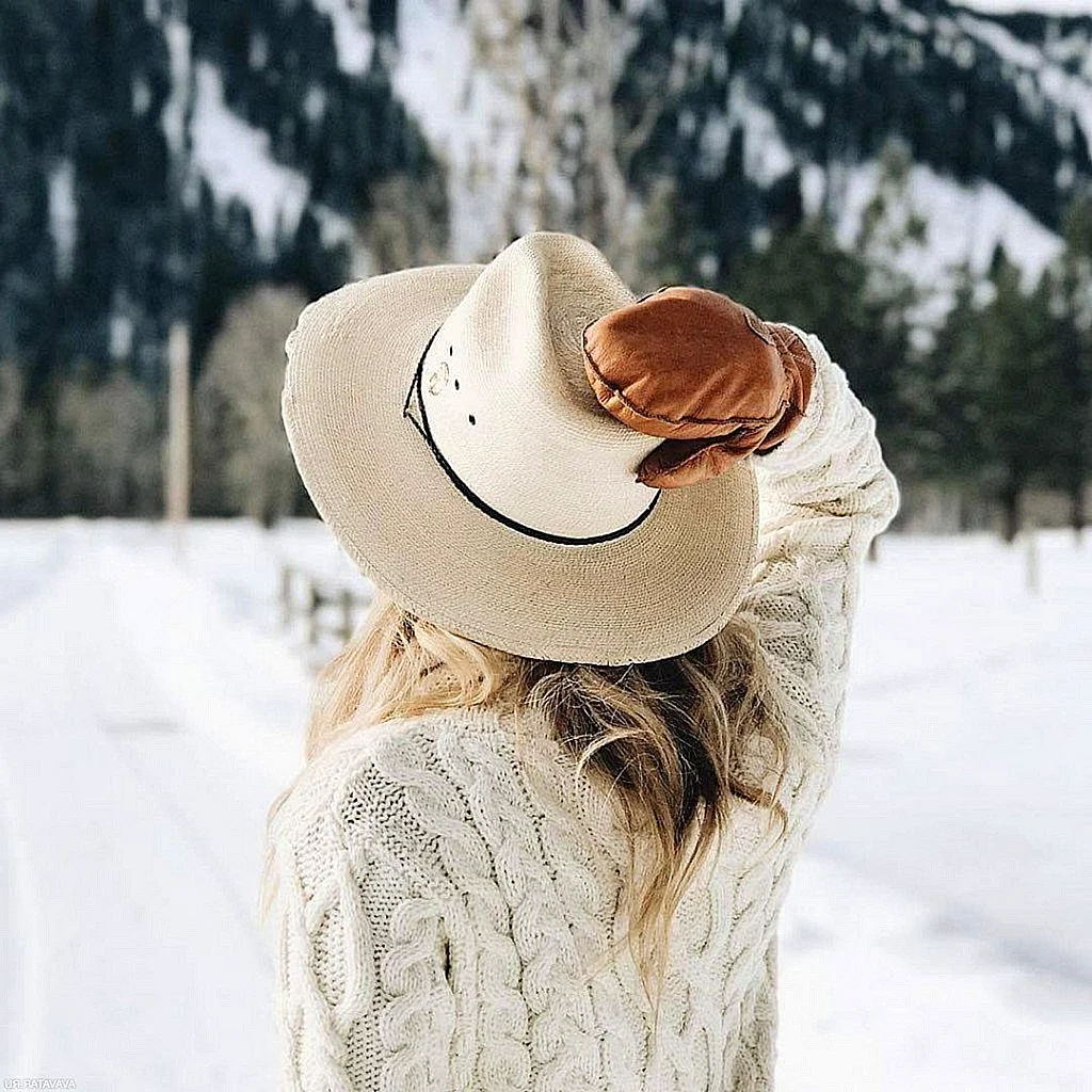 Девушка в шляпе зимой