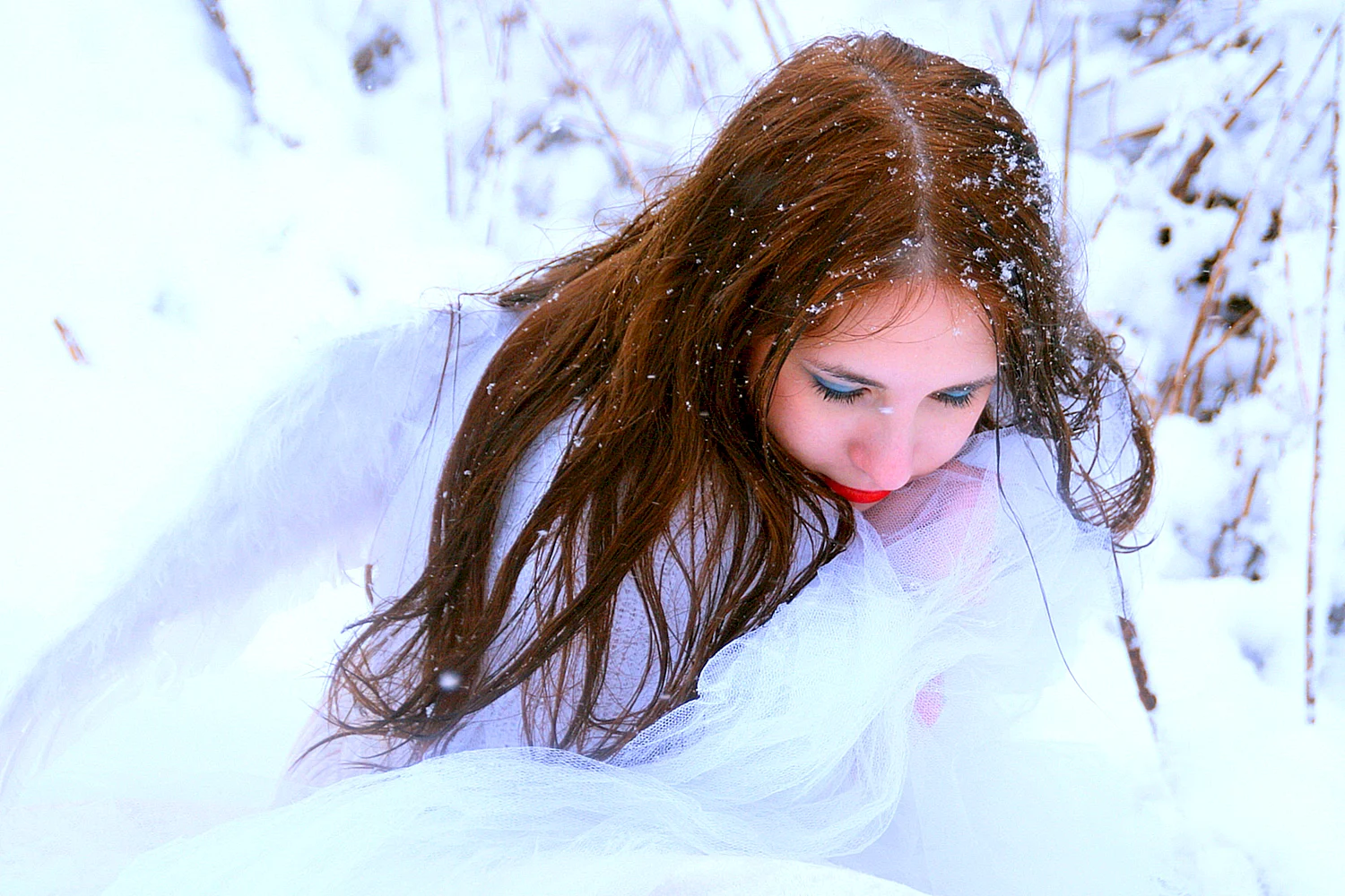 Девушка в снегу