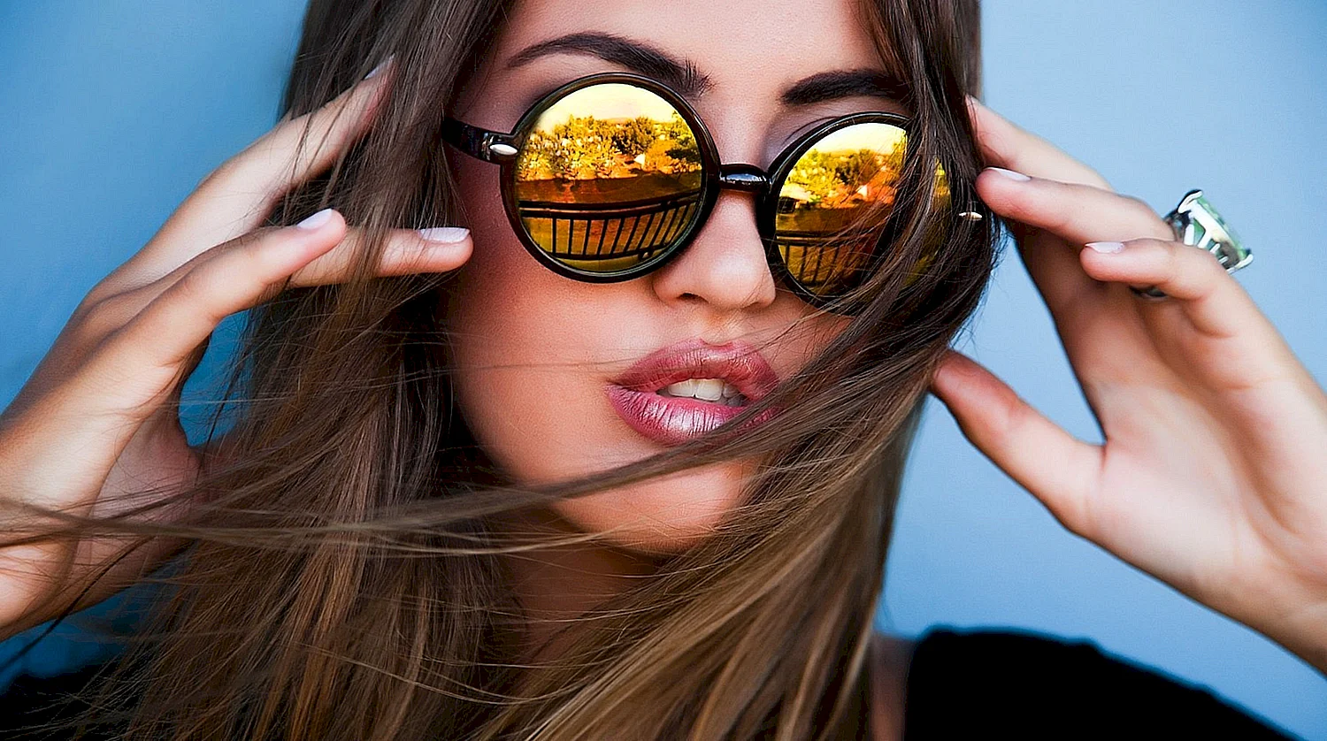 Девушка в солнечных очках