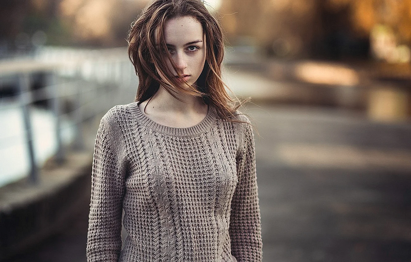 Девушка в свитере