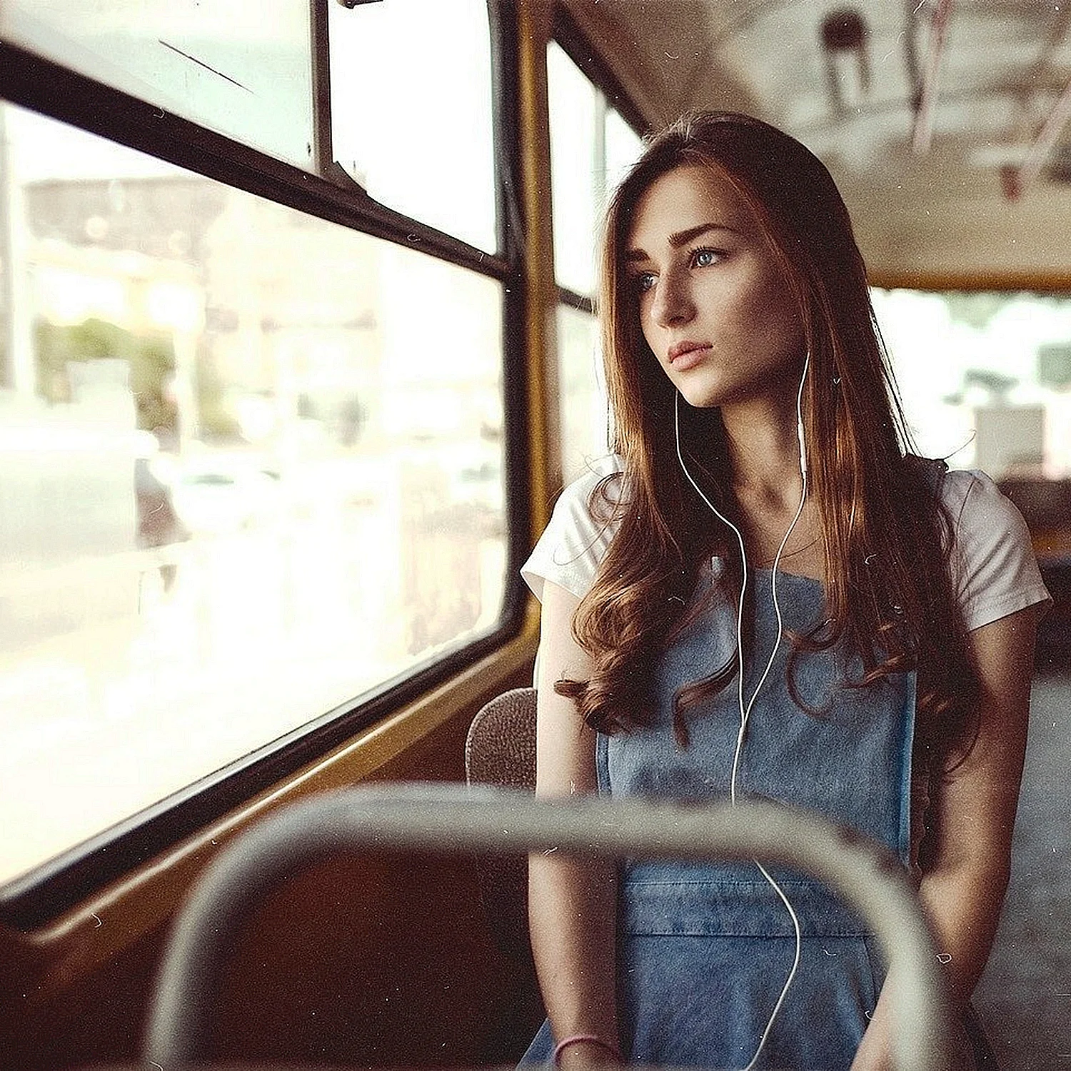 Девушка в трамвае