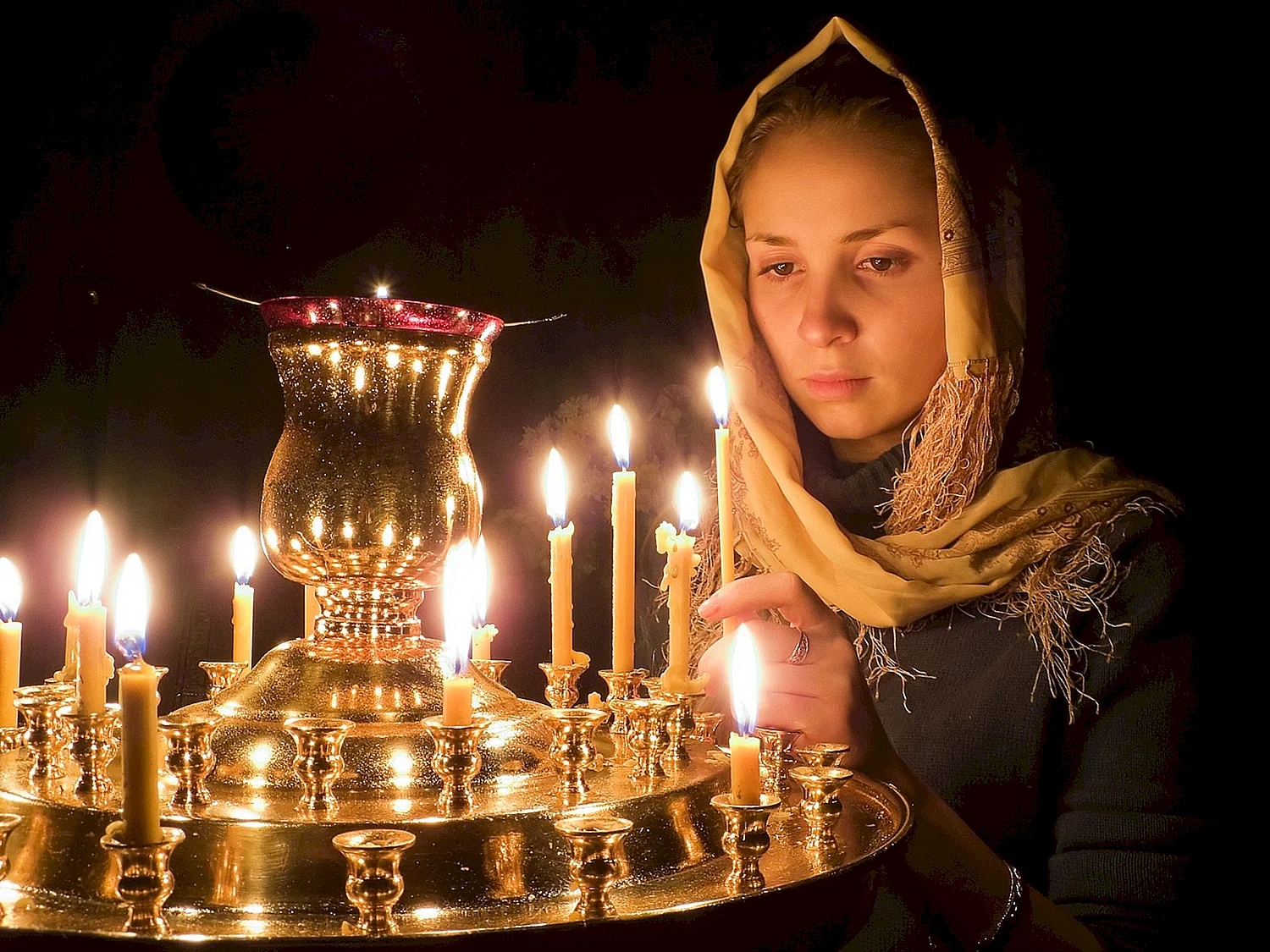 Девушка в церкви со свечой