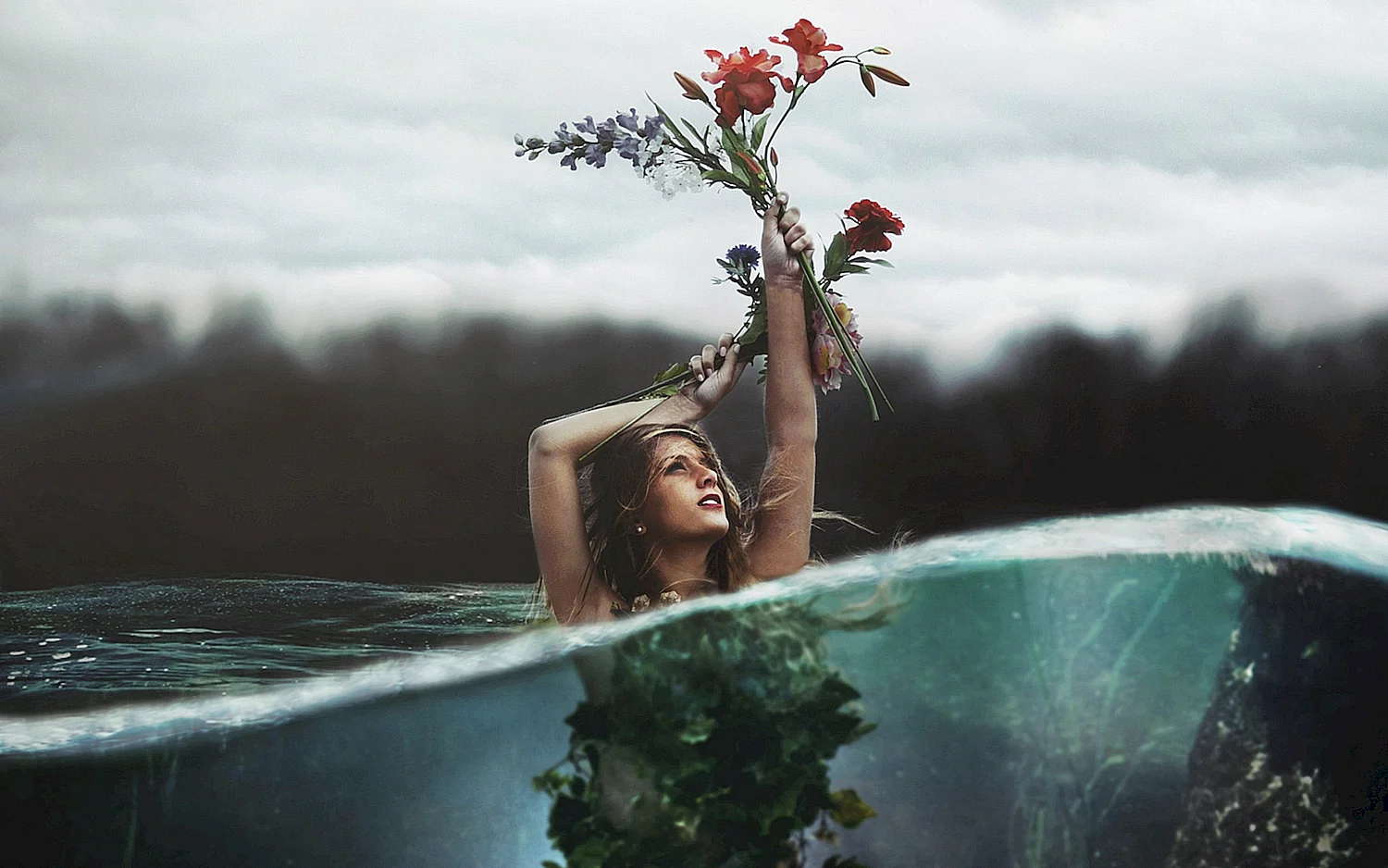 Девушка в цветах в воде