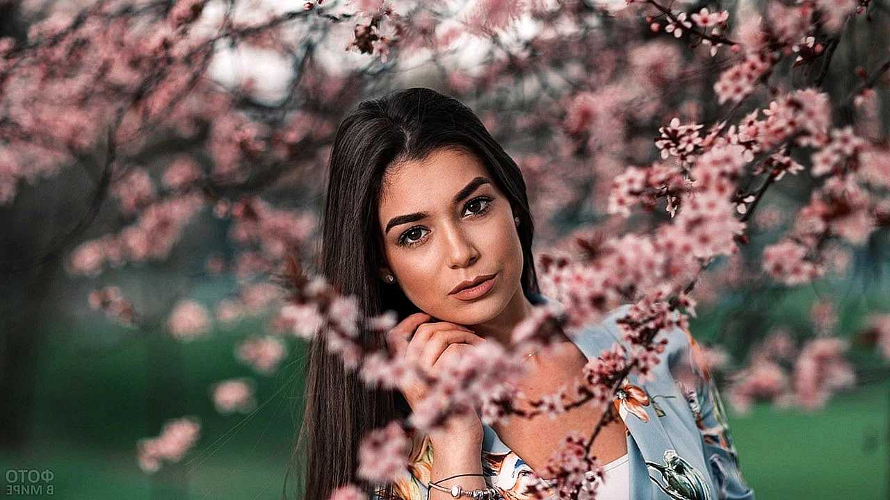 Девушка в цветущих деревьях
