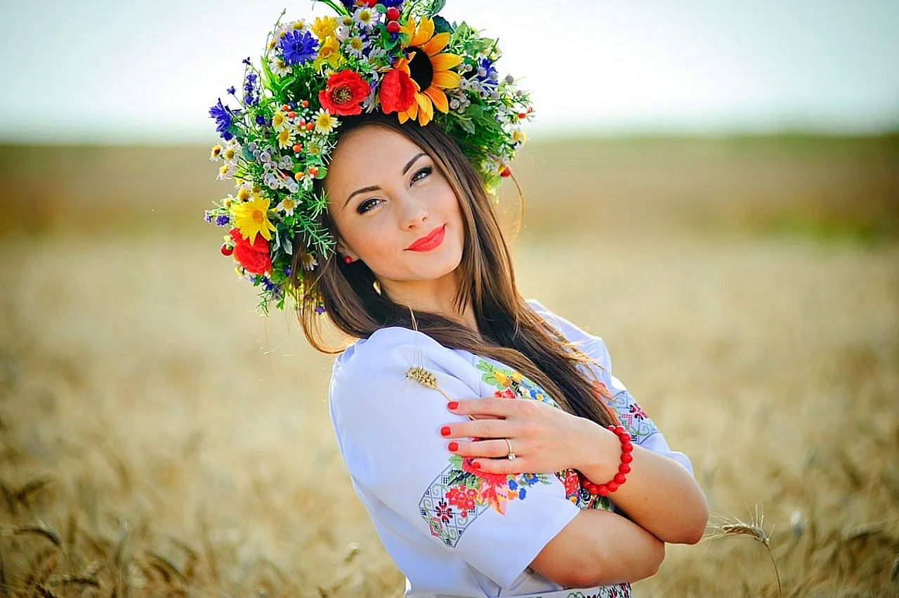 Девушка в украинском венке
