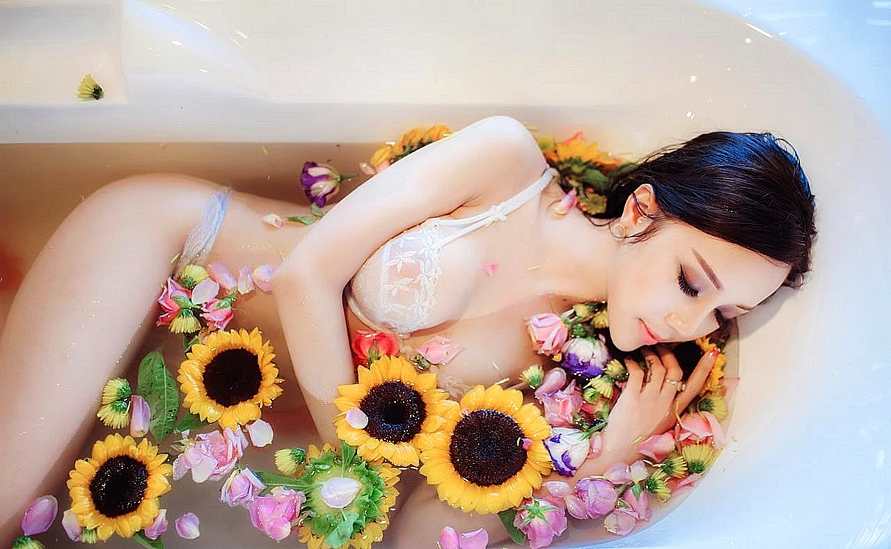 Девушка в ванне с цветами