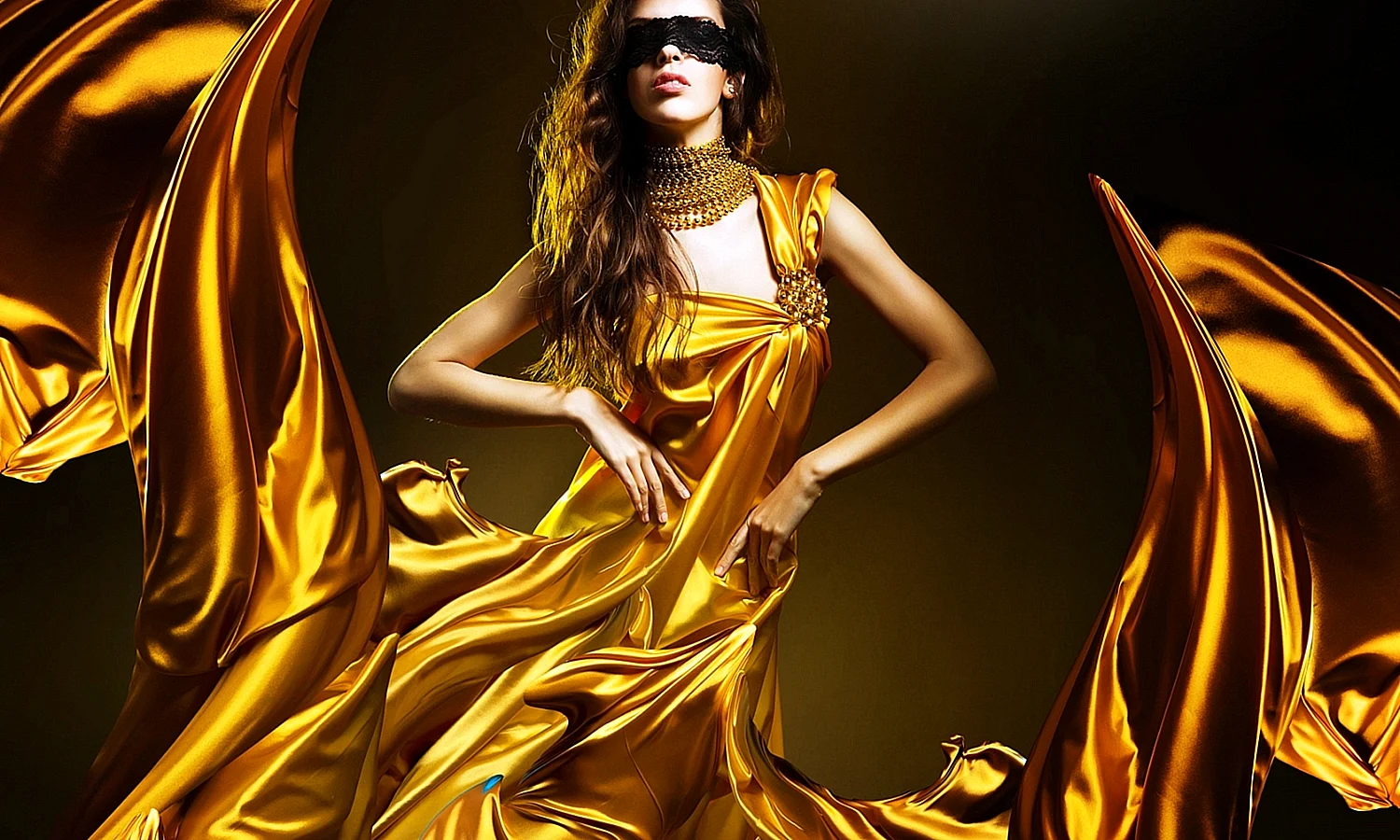 Девушка в золотом платье