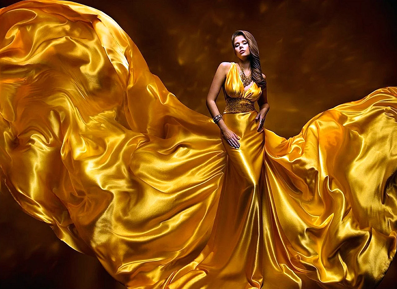 Девушка в золотом платье