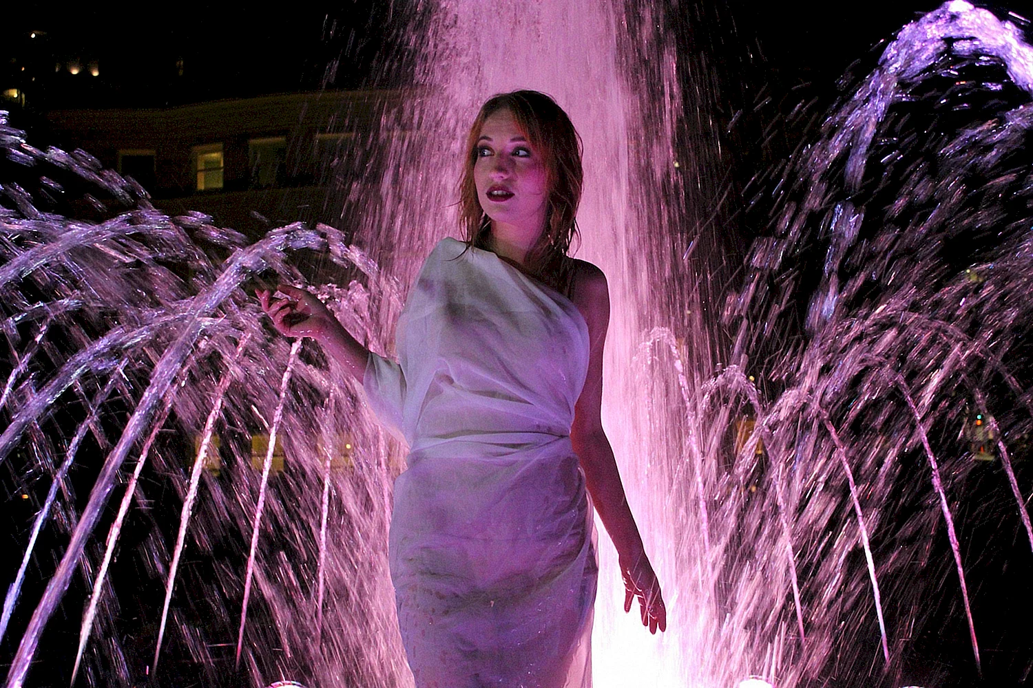 Девушка возле фонтана