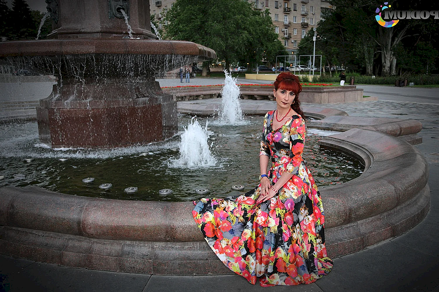 Девушка возле фонтана