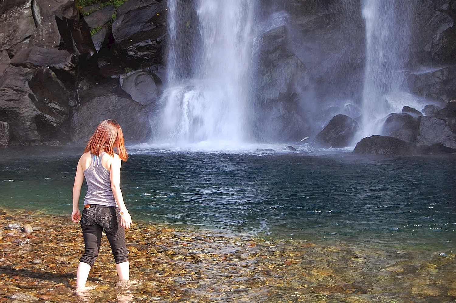 Девушка возле водопада