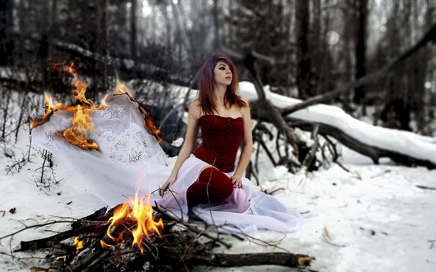 Девушка зимой в лесу