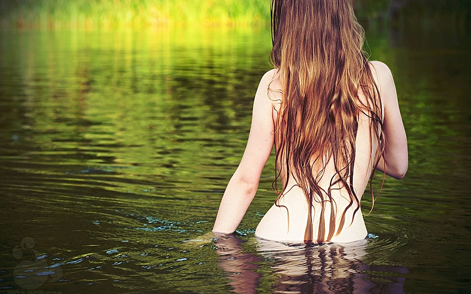 Девушки купаются в озере