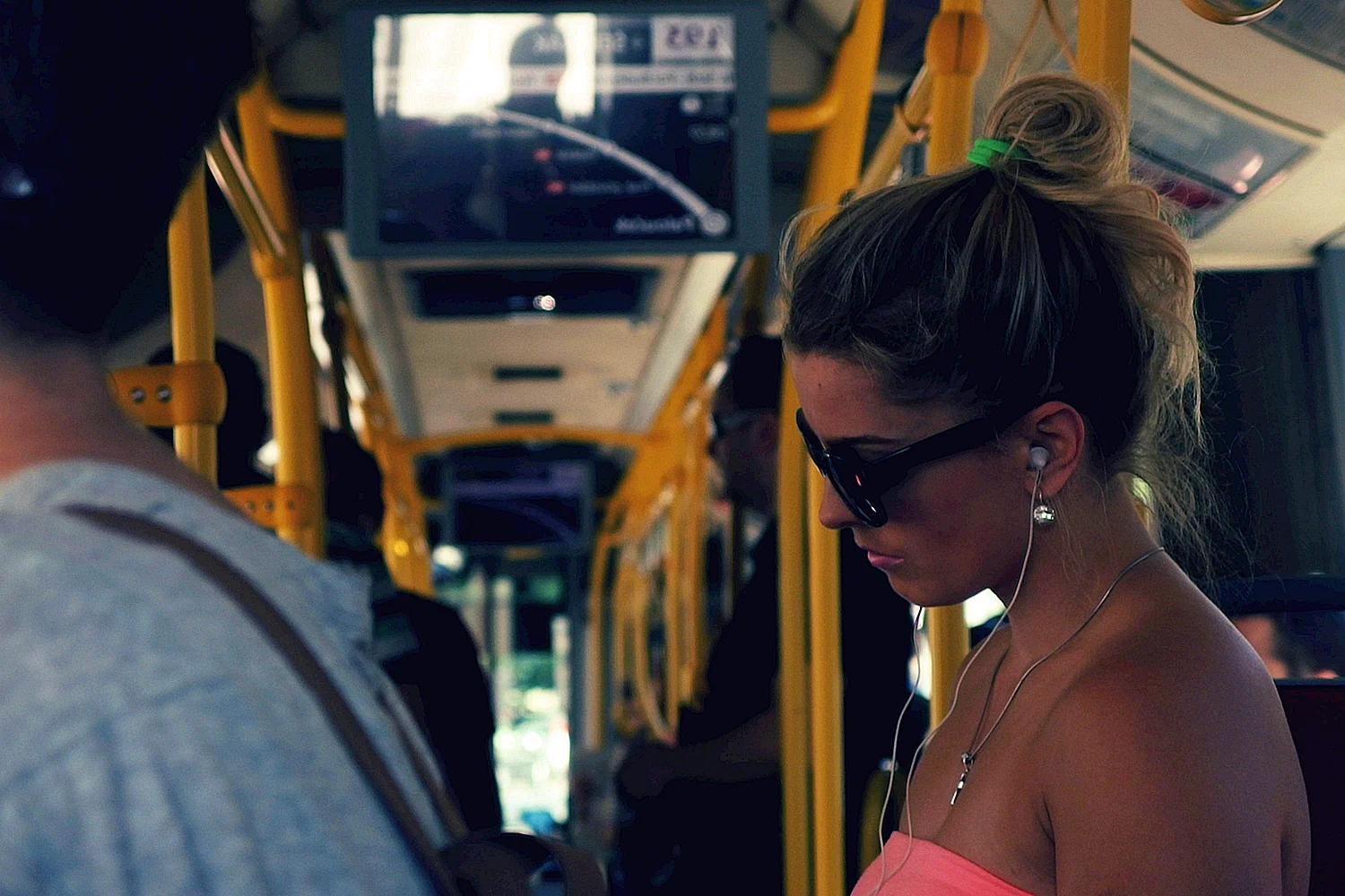 Девушки в автобусе летом