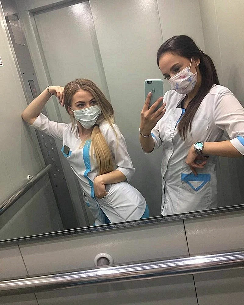 Девушки в масках медици