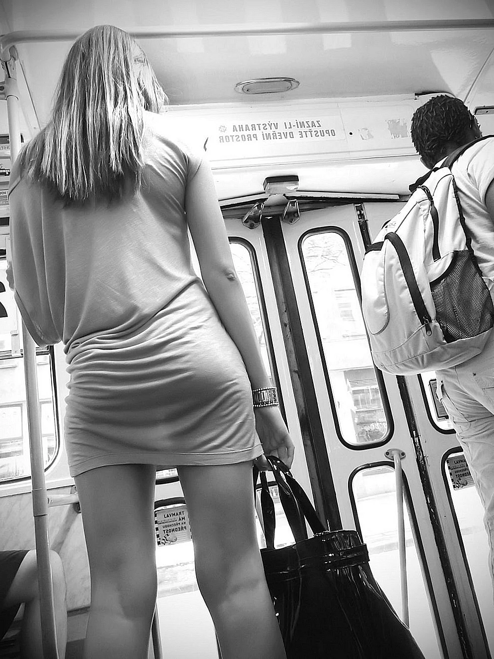 Девушки в общественном транспорте