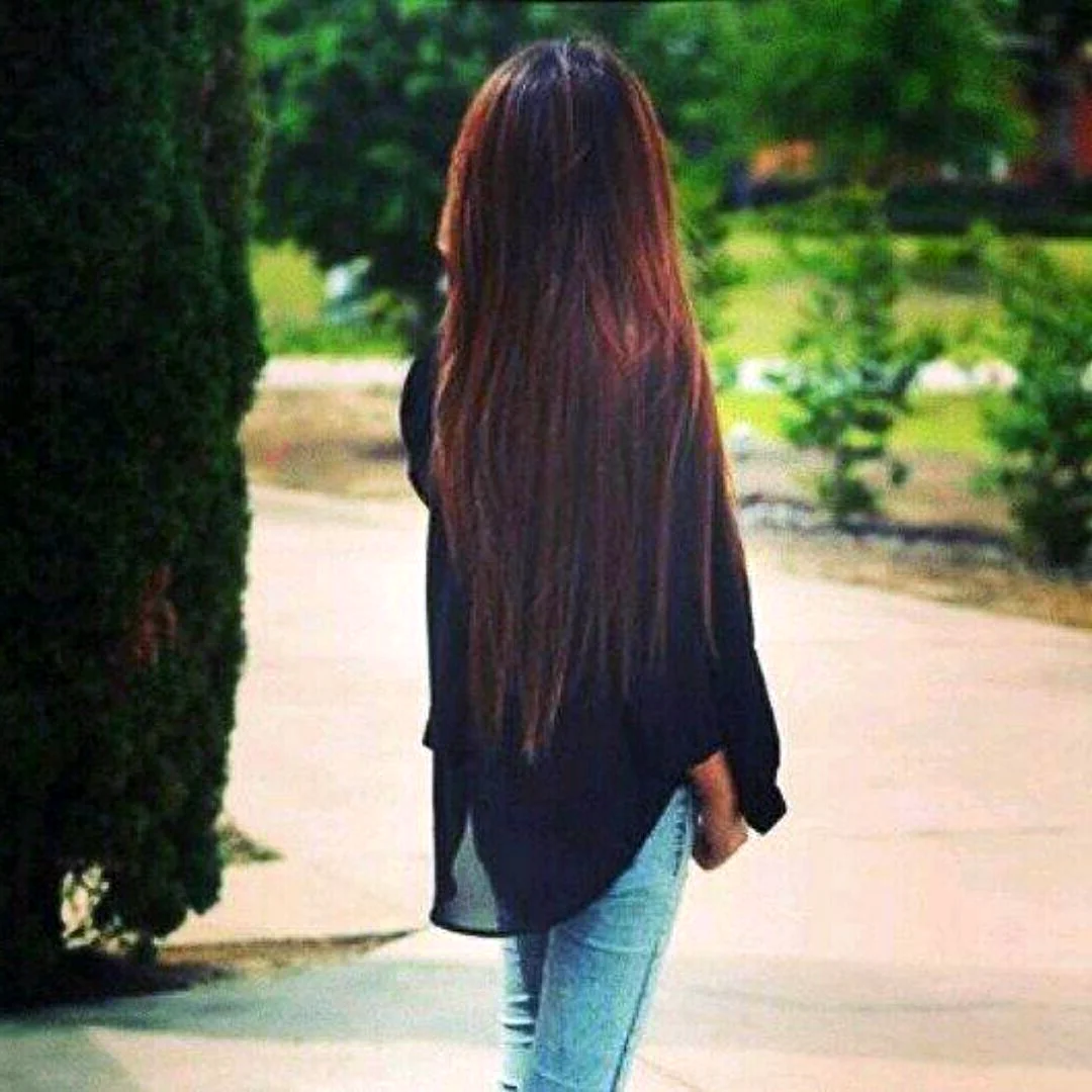 Длинные каштановые волосы со спины