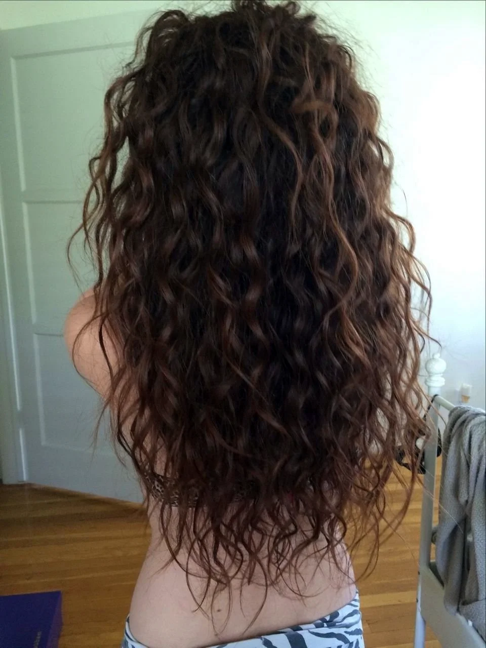 Длинные кучерявые волосы со спины