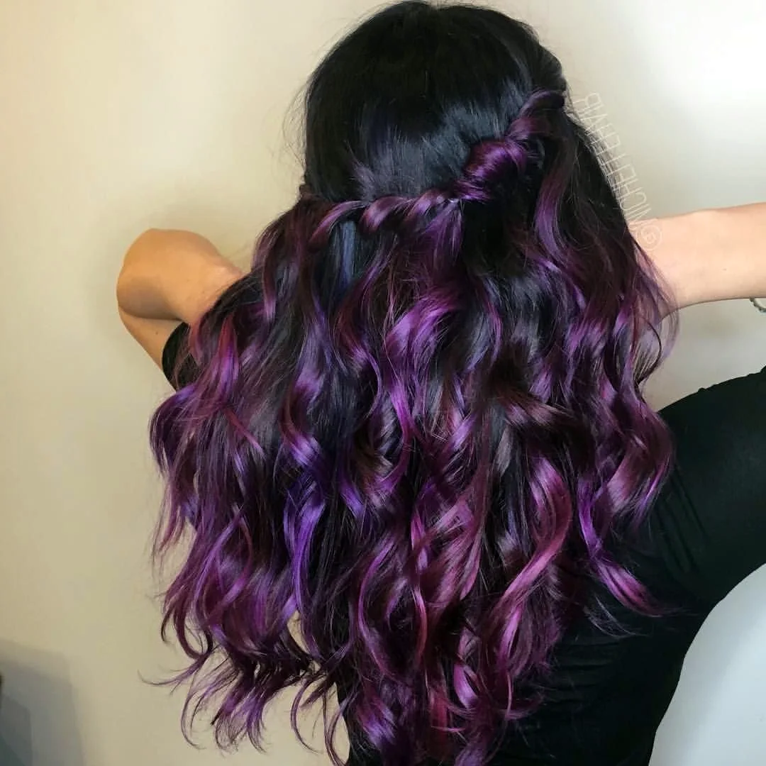 Длинные кудрявые и фиолетовые волосы