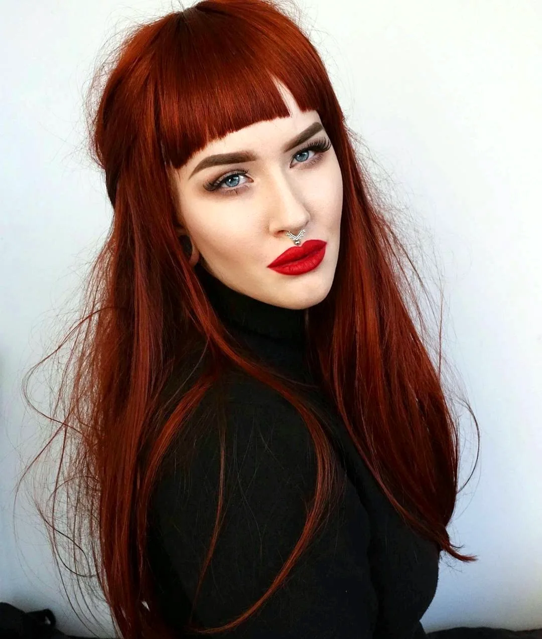 Длинные рыжие волосы с челкой