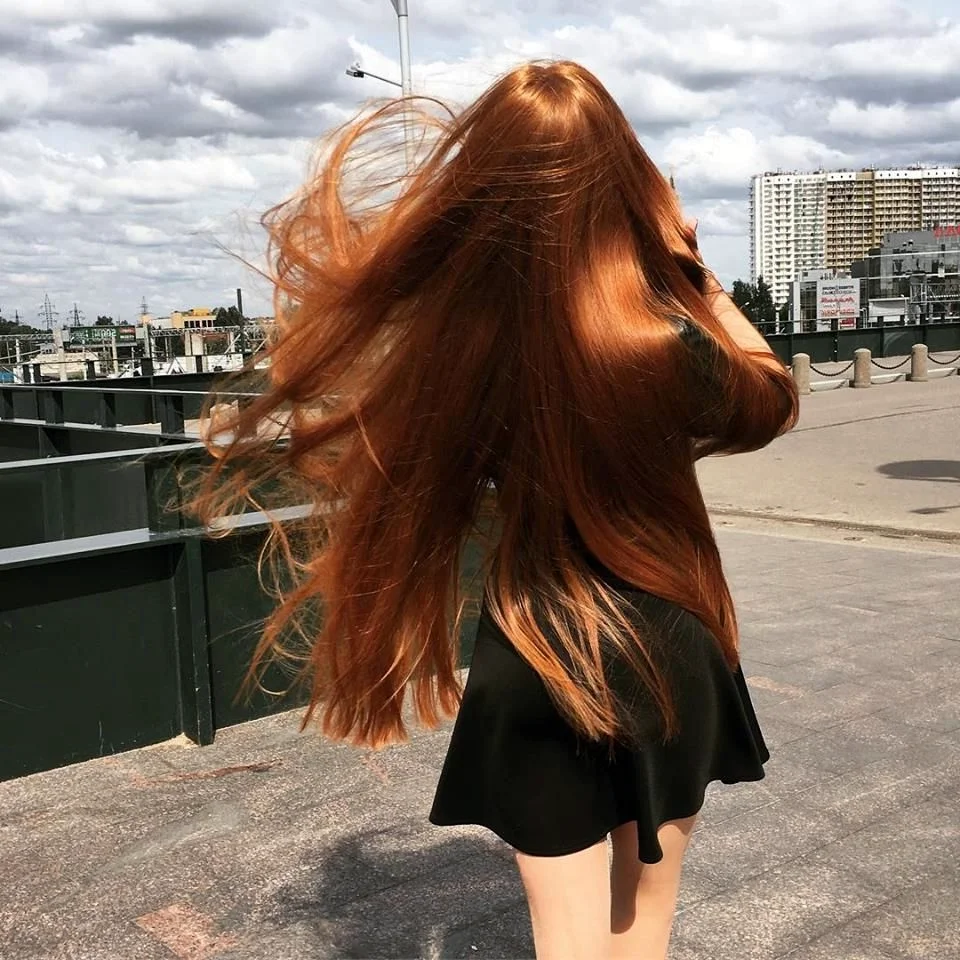 Длинные рыжие волосы со спины
