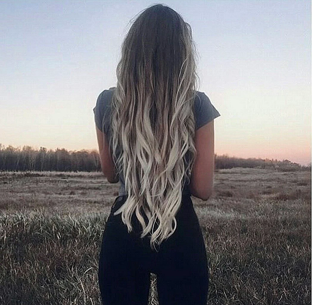 Длинные светлые волосы со спины
