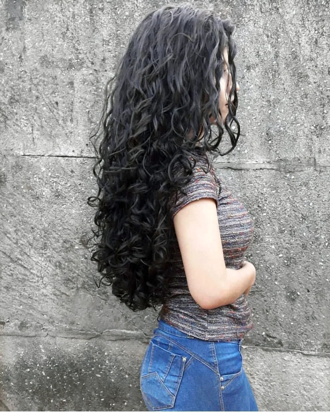 Длинные темные вьющиеся волосы