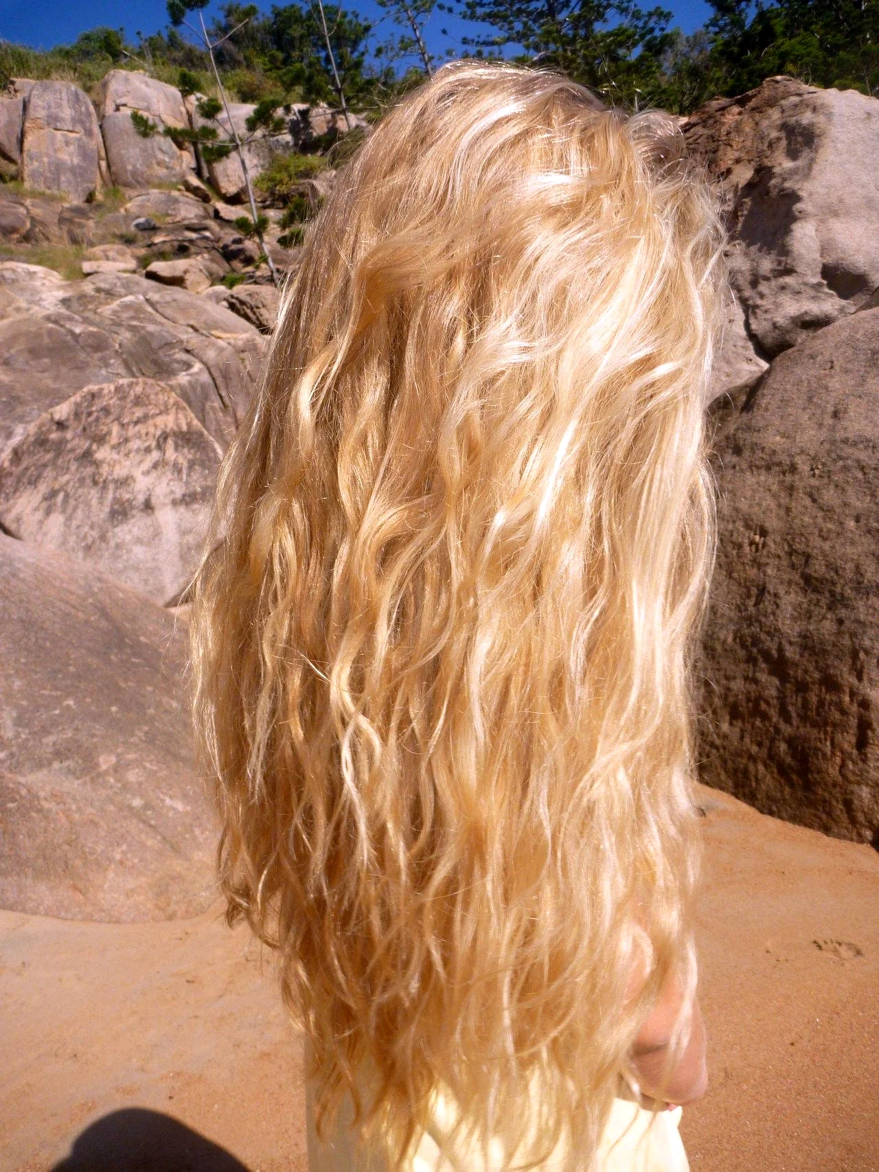 Длинные вьющиеся блондинистые волосы