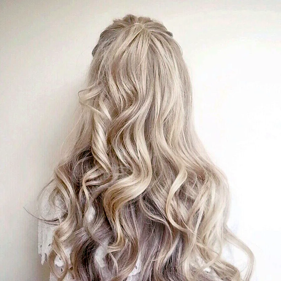Длинные волнистые светлые волосы