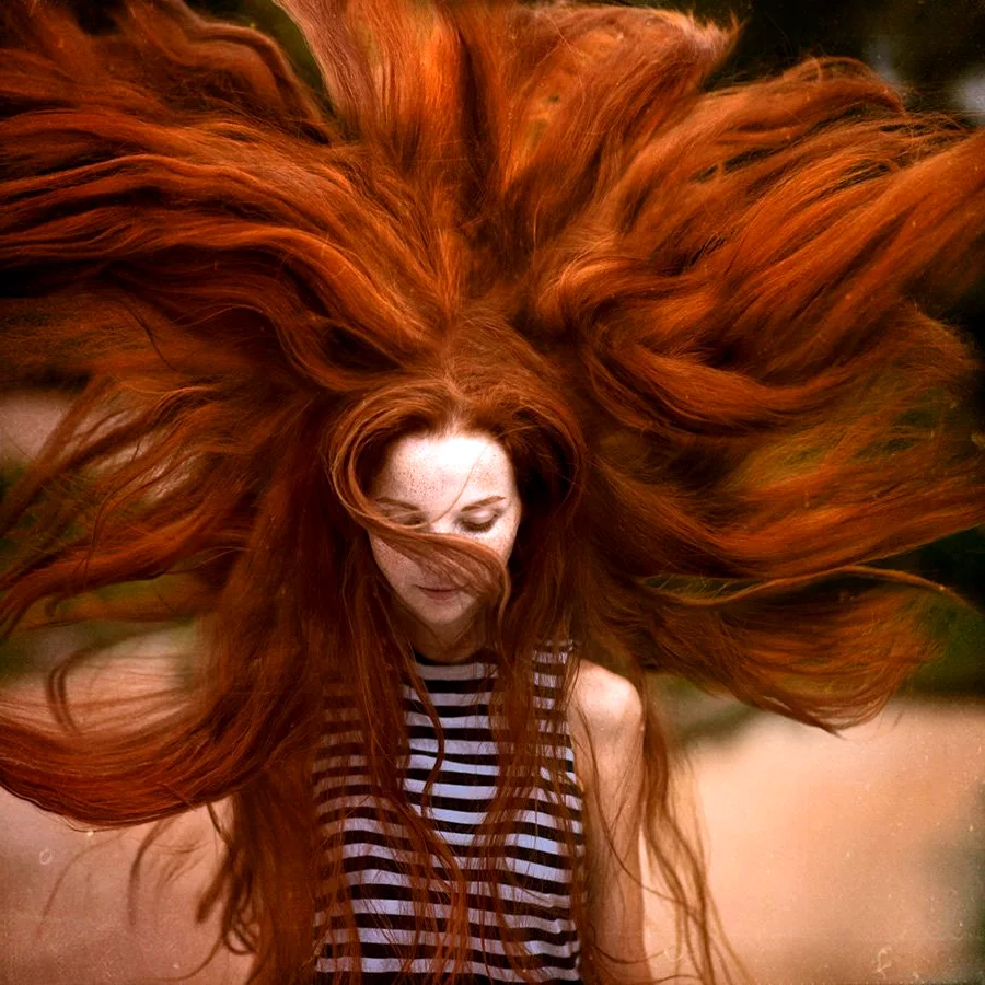 Длинные волосы на ветру